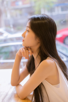 金衣女人